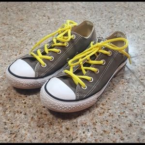 Kids size 1 Gray converse chuck Taylor’s